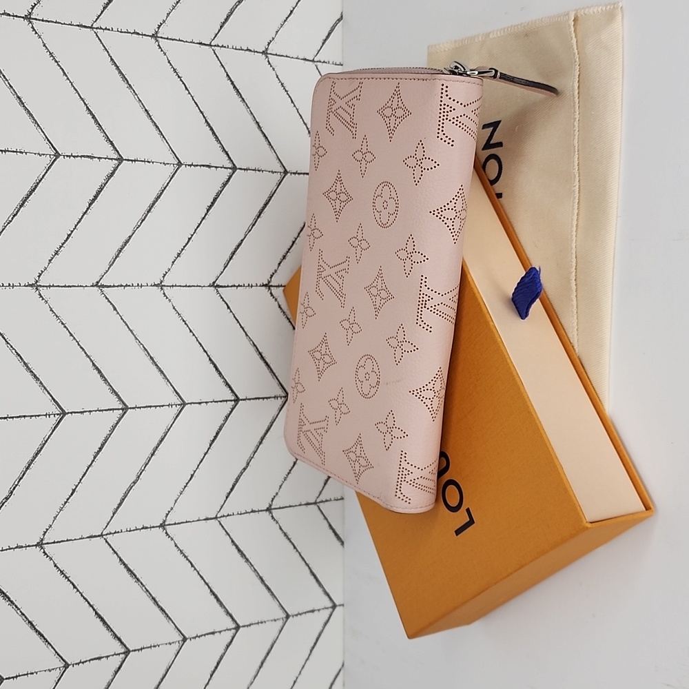 TN2139 - Louis Vuitton Mahina Zippy Wallet